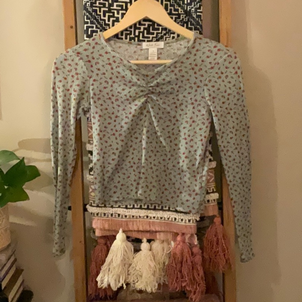Cute floral green top!